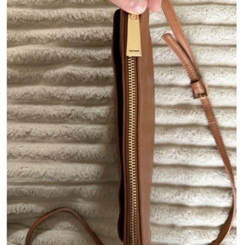 Tommy Hilfiger Tan Pebbled Faux Leather Crossbody Bag Gold Hardware Slim Purse - Picture 12 of 12